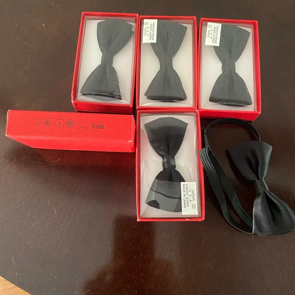 6 Kid’s bow ties black adjustable, 5 new in boxes, 1 bow tie new, unboxed.